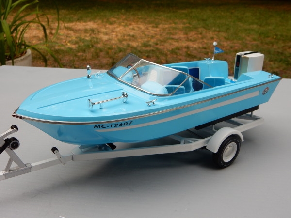 MPC 1/18 Hydro-Vee Boat MPC883 